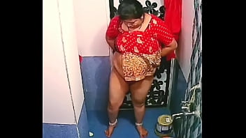 Desi Muslim aunti bathing on hidden cam