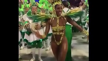 Cantora Iza desfilando no carnaval