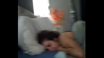 Mi esposo se masturba mientras yo duermo