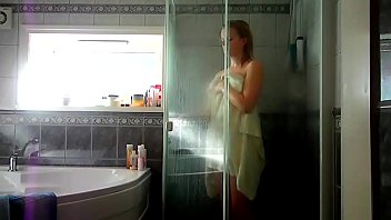 Rubia adolescente buenisima hace video para el novio en el baño