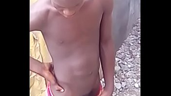 jeune Haïtien urine dans la rue
