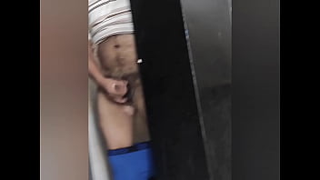 Taxista se toca y se masturba en los baños