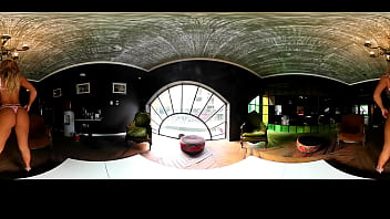 Claudia Ciardone ratoneando en pelotas por el living 360° - Nenas TV