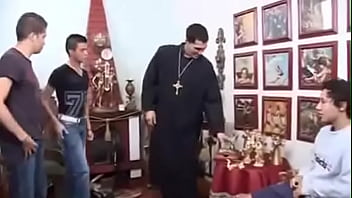 Padre dá DURO em coroinhas / Priest fucks altar boys